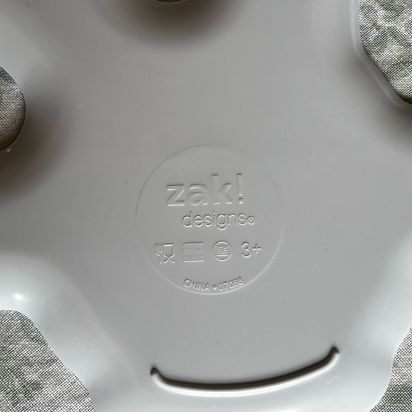 Zak! Designs set of 4 Micky Mouse Glove plates - Picture 5 of 5